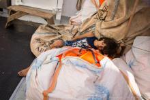 Photo distribuée par l'ONG SOS Méditerranée le 25 septembre 2018 montrant un migrant endormi sur le navire humanitaire Aquarius