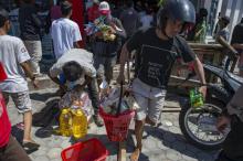 Des habitants de Palu pillent des magasins dans la ville de Palu, dans l'île indonésienne des Célèbes, le 30 septembre 2018
