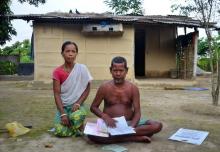 Sinibala Hajong et son mari Nimai Hajong devant leur maison dans le village de Bamunigaon dans l'Assam au nord-est de l'Inde, le 8 août 2018