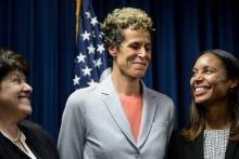Andrea Constand (centre) agressée sexuellement en 2004 au domicile de Bill Cosby, sourit pendant une conférence de presse à Norristown (Pennsylvanie), après la condamnation de l'acteur américain Bill 