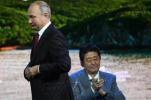 Le président russe Vladimir Poutine et le Premier ministre japonais Shinzo Abe à Vladivostok, dans l'Extrême orient russe, le 12 septembre 2018