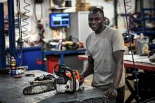 Adam Osman, réfugié tchadien de 24 ans, dans l'atelier de l'entreprise française où il a trouvé un emploi de mécanicien