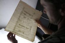 Simone Martini, un restaurateur italien, travaille à la restauration du livre "Thesaurus Hyeroglyphicorum" à la bibliothèque d'Ajaccio, en Corse, le 7 septembre 2018.