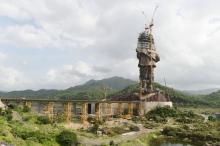 En Inde, cette statue d'un héros de l'indépendance du pays deviendra quand elle sera achevée, avec ses 182 m de haut, la plus grande du monde. Photo du 25 août 2018