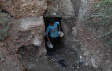Un enfant transporte des pierres durant des travaux de construction d'un abri souterrain, dans la province syrienne d'Idleb, le 15 septembre 2018