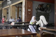Dans un restaurant séparant hommes et femmes, à Bireuën, en Indonésie, le 5 septembre 2018