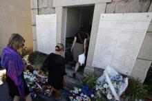 Les proches des victimes du crash du vol Air France Ajaccio-Nice en 1968 entrent dans le mausolée dédié aux victimes de l'accident, le 11 septembre 2018 au cimetière d'Ajaccio en Corse