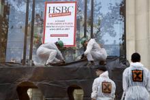 Des militants d'Attac manifestent devant la banque HSBC, sur les Champs-Elysées à Paris, le 15 septembre 2018