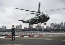 Le président américain Donald Trump à bord de l'hélicoptère Marine One se pose à Manhattan, le 23 septembre 2018 à New York