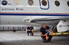 Des techniciens préparent le Falcon 20 de Météo-France qui va "chasser les éclairs" en Corse, le 5 septembre 2018 à Tousouse