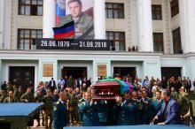 Le cercueil du dirigeant assassiné de la République autoproclamée de Donetsk, Alexandre Zakhartchenko, est porté par des partisans, le 31 août 2018.