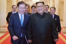 Photo diffusée le 6 septembre 2018, montrant le dirigeant nord-coréen Kim Jong Un (D) et Chung Eui-yong (G), le conseiller à la sécurité nationale du chef de l'Etat sud-coréen, lors d'une rencontre à 