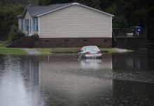 Une voiture est partiellement submergée le 16 septembre 2018 dans la petite commune de Grifton, en Caroline du Nord (sud-est des Etas-Unis), menacée par les inondations après le passage de l'ouragan F