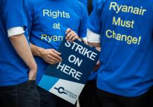 Grève des employés de Ryanair le 10 août 2018, à Francfort (Allemagne), arborant des T-shirts "Ryanair doit changer", lors d'une manifestation réclamant de meilleures conditions de travail