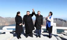 Le dirigeant nord-coréen Kim Jong Un et son épouse Ri Sol Ju (à gauche) posent avec le président sud-coréen Moon Jae-in et son épouse Kim Jung-sook (à droite) au sommet du mont Paektu (Corée du Nord) 