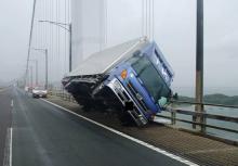 Un camion retourné sur un pont de Sakade, au Japon, dans une photo diffusée par la police préfectorale de Kagawa