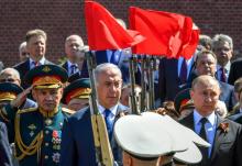 Le Premier ministre israélien Benjamin Netanyahu (C), notamment accompagné du président russe Vladimir Poutine (D), lors d'un déplacement à Moscou le 9 mai 2018
