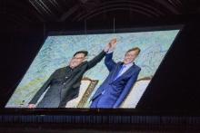 Une image des leaders nord et sud-coréens Kim Jong Un et Moon-Jae-in est projetée dans un stade de Pyongyang, le 9 septembre 2018.