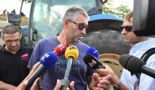 Loic Guines s'exprime en août 2016 lors d'une manifestation pour soutenir les producteurs laitiers