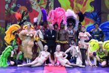 Jean-Paul Gaultier et la troupe du "Fashion Freak Show" au théâtre des Folies Bergère à Paris le 28 septembre