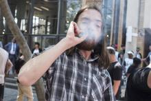 Un homme fume un joint devant la Cour constitutionnelle de Johannesburg, le 18 septembre 2018