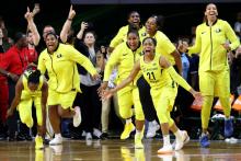 L'équipe féminine de Seattle exulte après avoir battu Washington 3 victoires à 0 en finale de la WNBA, le 12 septembre 2018 à Fairfax en Virginie