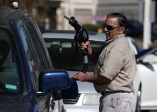 Un homme prend de l'essence à Mill Valley en Californie, le 2 mars 2015