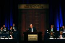 L'ancien gouverneur de la Réserve fédérale américaine (FED), Alan Greenspan, lors d'un forum économique à New York, le 28 avril 2014