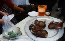 La viande de chien est traditionnellement accompagnée de vin de riz ou de bière. Les habitants de Hanoï sont invités à ne plus en manger.