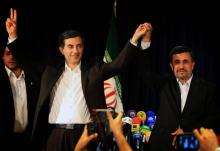 Photo de l'ex-président iranien Mahmoud Ahmadinejad (D) et de son ancien directeur de cabinet Esfandiar Rahim Mashaïe (G), prise le 11 mai 2013 à Téhéran