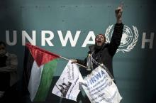 Un Palestinien proteste contre la dimininution des aides accordées par l’Agence de l’ONU pour les réfugiés palestiniens (Unrwa), le 16 mars 2014 à Gaza