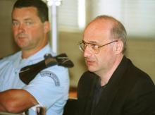 Jean-Claude Romand dans le box des accusés à l'ouverture de son procès, le 25 juin 1996 devant la Cour d'assises de l'Ain