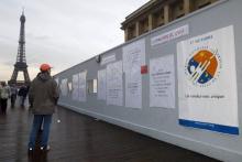 La campagne 2002 de la la journée mondiale du refus de la misère à l'initiative de l'organisation caritative ATD-Quart Monde sur le parvis des droits de l'Homme, à l'esplanade du Trocadéro à Paris