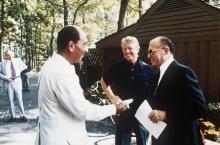 Jimmy Carter avec Anouar al-Sadate (à gauche) et Menachem Begin (à droite) le 6 septembre 1978 à Camp David