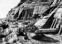Des ouvriers découpent les statues de Ramsès II en vue de les transporter vers le nouvel emplacement des deux temples d'Abou Simbel, en Haute-Egypte, le 24 décembre 1964