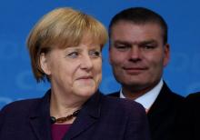 La chancelière allemande Angela Merkel et le ministre de l'Intérieur de Saxe-Anhalt Holger Stahlknecht à Magdebourg le 17 septembre 2013