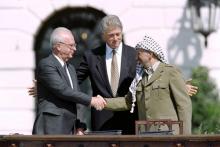Poignée de main historique entre l'Israélien Yitzhak Rabin et le Palestinien Yasser Arafat autour du