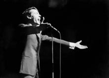 Jacques Brel chante devant le public du l'Olympia le 07 octobre 1966 à Paris