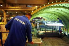 Un salarié de l'usine Latécoère de Toulouse travaille sur des pièces détachées d'Airbus, le 19 décembre 2007.