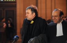 L'un des auteurs, le journaliste Denis Robert, ici en 2010 avec son avocat Herve Temime lors de son acquittement au procès Clearstream