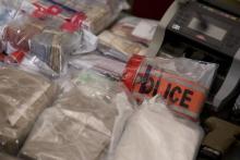 De la cocaïne et du cannabis saisis par la police, présentés le 23 novembre 2015 au siège de la PJ à