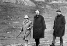 L'ancien président de la République, Charles de Gaulle, alors âgé de 78 ans, entouré de son épouse Yvonne et de son aide de camp François Flohic, marchant quelque part en Irlande entre le 10 mai et le