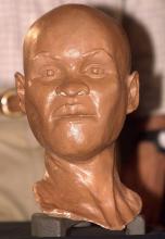 (ARCHIVES) Photo d'archive prise le 20 septembre 1999 de la reconstruction du visage de "Luzia", "la première Brésilienne", lors de sa présentation au musée national de Rio de Janeiro au Brésil