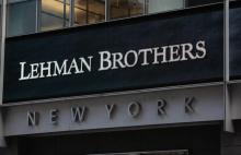 Le 15 septembre 2008, la banque américaine Lehman Brothers s'effondre, mettant l'économie mondiale à