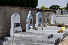 Des tombes de harkis, anciens supplétifs de l'armée française rapatriés d'Algérie, le 18 septembre 2018 au cimetière de Bias