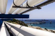 Des pipelines transportent du pétrole depuis le terminal pétrolier du port de Vassilikos à Mari, dans le sud de Chypre, jusqu'au village de Zygi, photographié le 28 juin 2018