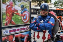 Le candidat aux élections législatives au Brésil Luiz Carlos de Paula pose en costume de Captain America lors de sa campagne électorale à Sao Paulo le 26 septembre 2018.