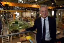 Le ministre de l'Economie Bruno Le Maire à l'usine CNB à Bordeaux le 21 septembre 2018