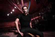 Israel Galván pose le 11 septembre 2018 sous le chapiteau du cirque Romanès à Paris
