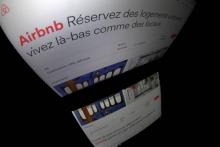"Explosion des locations illégales" et "manque de logements": l'élu parisien Ian Brossat a demandé jeudi aux législateurs d'interdire les locations d'appartements entiers via Airbnb dans quatre arrond